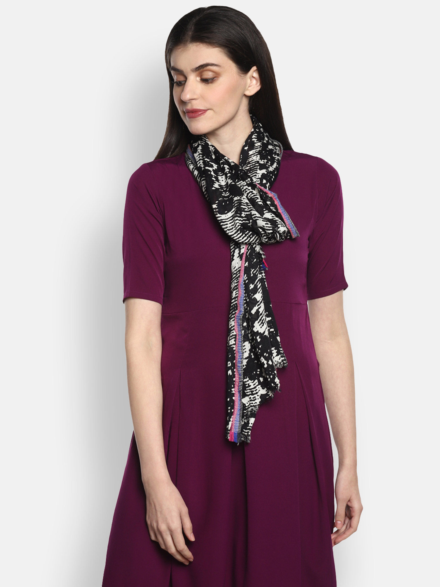 aditi wasan Viscose Frayed Hem White And Black Printed Stole-picture-13