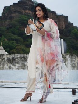 VredeVogel - White Silk Blend Kurta with Pant and Dupatta