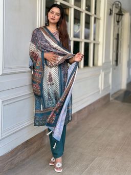 VredeVogel - Teal Floral Print Kurta with Pant and Dupatta