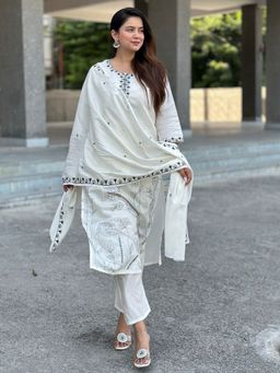 VredeVogel - Off White Embroidered Kurta with Pant and Dupatta