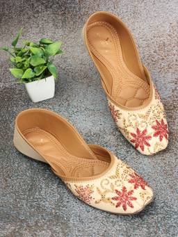 XE Looks - Attractive Flower Design Fancy Ethnic Punjabi Juttis