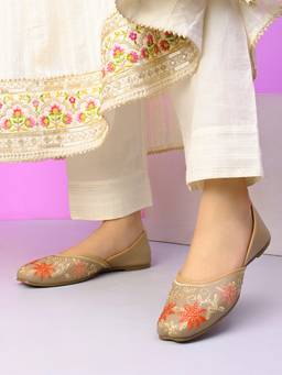 XE Looks - Elegant Embroidered Ethnic Juttis