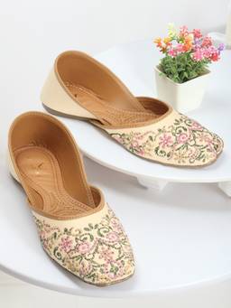 XE Looks - Ethnic Design Comfortable And Fancy Embroidered Punjabi Juttis