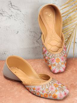 XE Looks - Flowery Design Vibrant And Attractive Punjabi Traditional Juttis