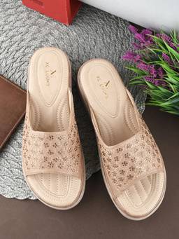 XE Looks - Orthopedic Features With Cushioning Doctor-Slippers