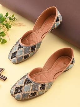 XE Looks - Traditional With Intricate Threadwork Juttis