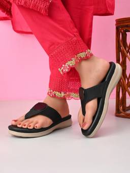 XE Looks - Black Embellishment Buckle Detail Comfort Toe-Ring Slippers