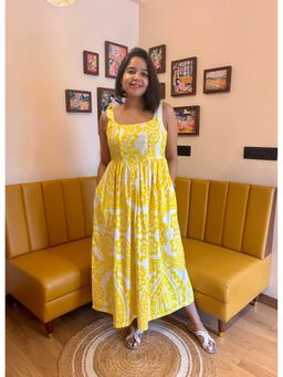 Label Tanvee - Yellow Printed Regular Midi Dress