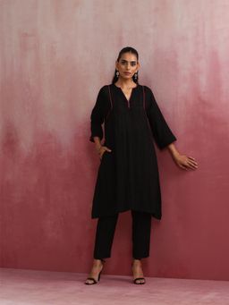 trueBrowns - Black Cotton Dobby Kurta Co-Ord (Set of 2)