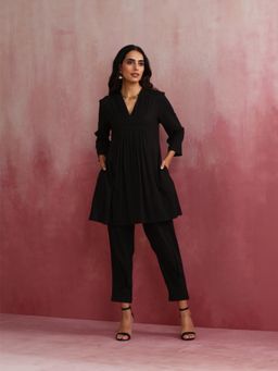 trueBrowns - Black Viscose Slub Pleated Kurta Co-Ord (Set of 2)