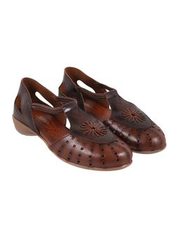 LAZERA SHOES - Womens Modern Flat Close Toe Everyday Sandal Brown
