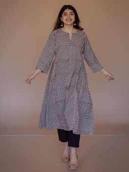 The Indian Ethnic Co. - Nyra Off White Bagru Cotton Jhabbha Kali Kurta with Embroidery
