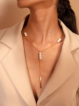 Pipa Bella by Nykaa Fashion - Chain Necklace Embellished With White Pearls