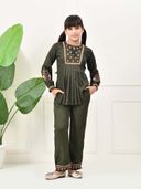 Green color option, Sold out, Currently selected