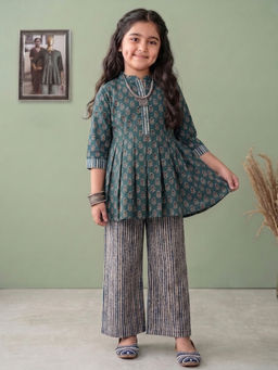 Kinder Kids - Girls Green Cotton Three Fourth Sleeves Floral Printed Kurti & Pant
