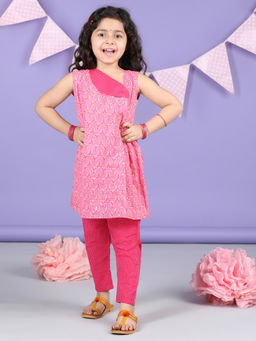 Kinder Kids - Girls Pink Cotton Sleeveless Floral Printed Kurti & Pant