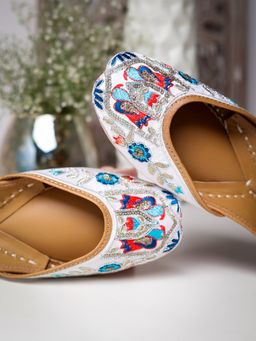 GLAM STORY - Women Gulbahar White Embroidered Ethnic Punjabi Jutti