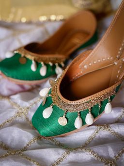 GLAM STORY - Women Land Snail Green Embellished Punjabi Jutti