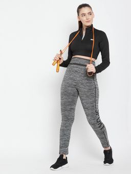 Clovia - Snug Fit Active Crop Top In Black