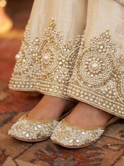 Devano - Women White Pearl & Gold Heer Juttis
