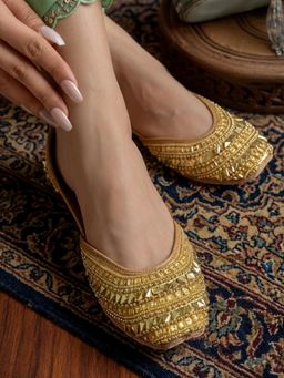 Devano - Women Gold Embellished Meher Juttis