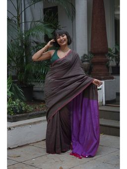 Suta - Women's Green Stripes Saree Without Blouse