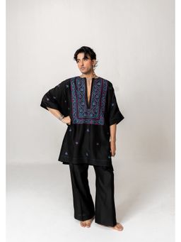 WABI SABI by Anshum-Ritesh - Mosaic Frame Black Thread Work Kaftan with Pant