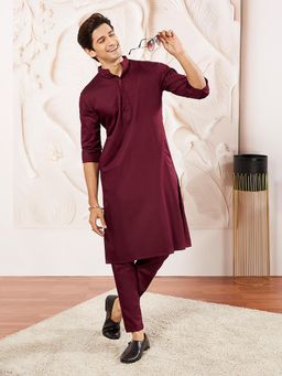 Vastramay - Men Cotton Blend Solid Kurta with Pyjama (Set of 2)