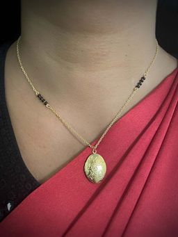 Digital Dress Room - Small Oval Shape Photo Frame Mangalsutra