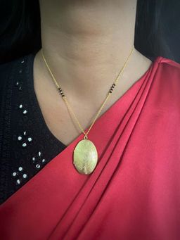 Digital Dress Room - Gold Big Oval Shape Photo Frame Mangalsutra