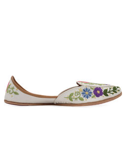 NR by Nidhi Rathi - White Handcrafted and Embellished Juttis