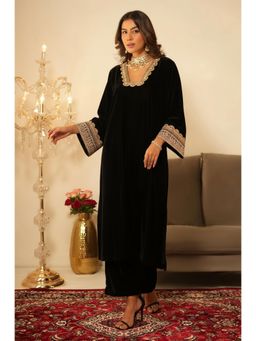 Gahan - Womens Velvet Straight Solid Kurta With Pant