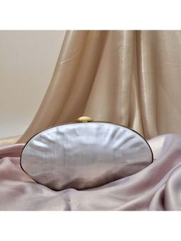 BE CHIC - Women Aurora Shell Acrylic Ivory Clutch