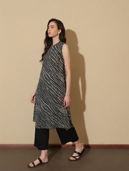 Pink Fort - Women Black Pure Cotton Printed Kurta with Trouser