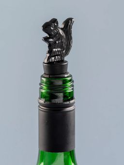 Nestroots - The Squirrel Bottle Stopper Matte Black