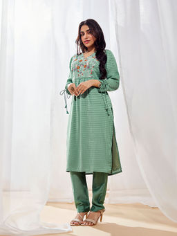 Vastramay - Women Green Silk Blend Embroidered Kurta with Pant (Set of 2)