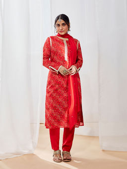 Vastramay - Women Red Chinon Embroidered Kurta with Pant & Dupatta (Set of 3)