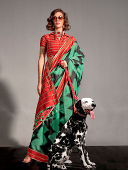 Odette - Women's Green Printed Saree with Unstitched Blouse