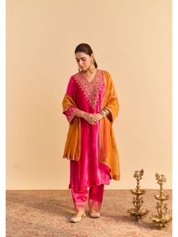 Sheetal Batra - Aynaz Pink Embroidered V-Neck Kurta With Salwar and Dupatta