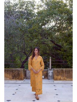 CHARU MAKKAR - Yellow V-Neck Floral Printed Kurta with Palazzo