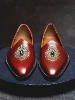 Kavith Sainaani - Walnut Brown Jutti With Gem