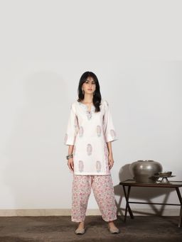 Spring Soul - Women Pink Printed Mughal Kurta with Mirrorwork