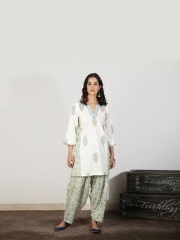 Spring Soul - Women White Floral Printed Cotton Straight Kurta