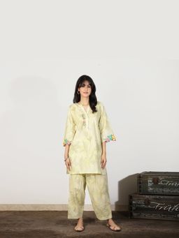 Spring Soul - Women Green Floral Kurta with Applique Embroidered
