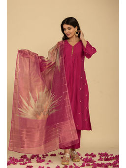 Do Dhaage - Muslin Pleated Embroidered Pink Kurta Set with Tisssue Dupatta