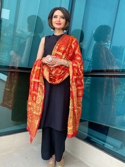 Dupatta Bazaar - Women's Red and Gold Bandhini Dupatta on Banarasi Silk