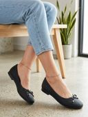 Black color option, Sold out, Currently selected