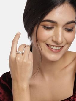 I Jewels - White Stone Rose Gold-Plated Ad Studded Adjustable Ring