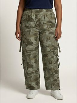 Bene Kleed - Women Camouflage Printed High-Rise Cargo Pant
