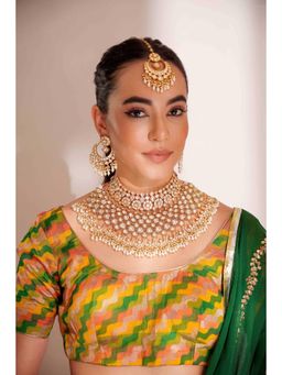 Zevar By Geeta - White Udita Kundan Necklace with Pair Of Earrings and Maang Tikka